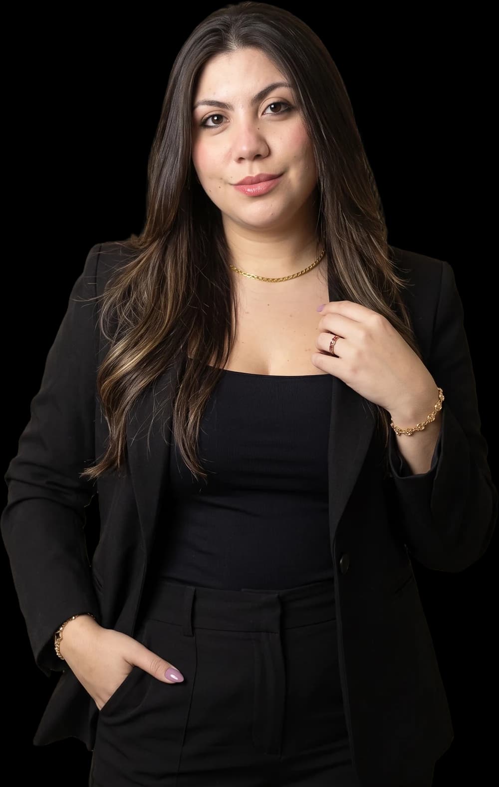 Júlia Molina de blazer preto, a mão junto à gola, olhando para a câmera.